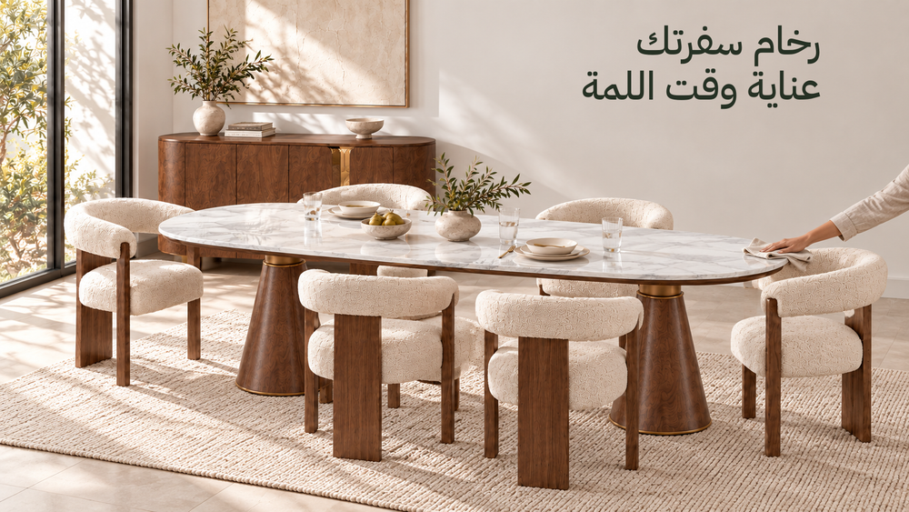طاولة والنت كارارا كاملة مع ستة كراسي تاليا وبوفيه خشب، وإيد بتمسح سطح الرخام بقماشة ناعمة